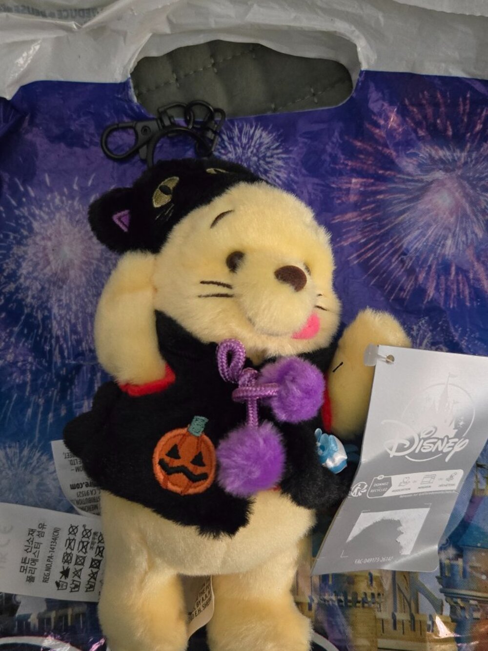 DISNEY PARKS JAPAN 2026 HALLOWEEN WINNIE THE POOH KEYCHAIN PLUSH